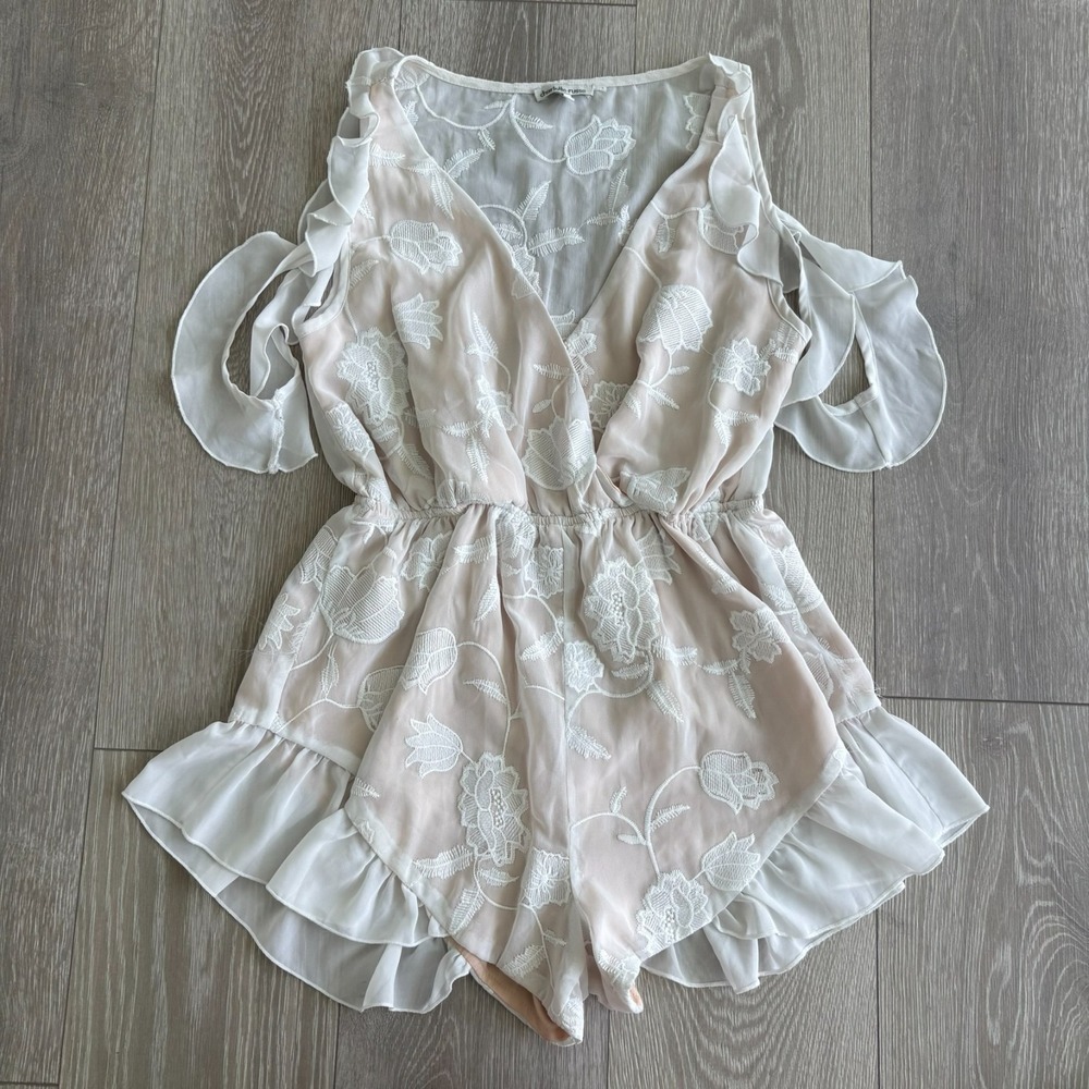 Charlotte Russe Womens Cream Floral Embroidered Ruffle One Piece‎ Romper Size M